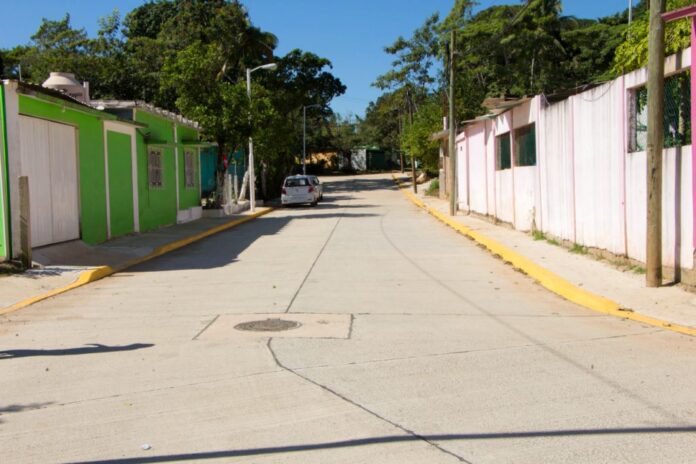Pavimentada calle Independencia en comunidad Mapachapa de Minatitlán.