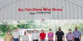 Realiza Alcalde entrega de domo en Primaria “Niños Héroes” de Minatitlán Minatitlán, Ver., 13 Dic-20 (VRed).- En beneficio de los estudiantes de la Escuela Primaria “Niños Héroes”, de la colonia Cuauhtémoc, Don Nicolás Reyes Álvarez, Presidente Municipal de Minatitlán hizo entrega del domo construido para crear un espacio digno que podrá ser disfrutado por los niños al iniciar las actividades escolares de manera presencial. Durante el acto de entrega de esta importante obra el Alcalde mostró su entusiasmo por el desarrollo de proyectos que benefician a los niños y jóvenes minatitlecos, por quienes trabaja de manera constante con la finalidad de crear sitios idóneos para su formación. Por ello, en el cumplimiento de los objetivos planteados por la administración se lleva a cabo la construcción de domos que facilitan el desarrollo de las actividades culturales y deportivas en los centros escolares, que permiten crear las condiciones adecuadas para el regreso a clases. En ese sentido Don Nicolás Reyes Álvarez señaló que los trabajos entregados “serán una grata sorpresa para los niños” que cursan sus estudios en la Primaria “Niños Héroes” al reiniciar actividades presenciales después de superadas las fases críticas por COVID-19 en la localidad. Obra en la que se invirtieron recursos del Fondo para la Infraestructura Social de los Municipios (FISM) y que fue recibida por autoridades escolares y padres de familia que se reunieron en esta institución para realizar el acto protocolario de entrega del proyecto, en donde reconocieron el importante aporte del Alcalde en beneficio de los estudiantes. En el evento estuvieron presentes el Regidor Tercero, Raúl Atanasio Rodríguez Rico; la Regidora Cuarta, Teresa Pérez Baruch; Saúl Wade León, Regidor Octavo; Erika Burgoa Gutiérrez, Regidora Onceava; Guadalupe Andrade Cruz, Regidora Doceava; Adrián Ficachi Ramírez, Contralor Municipal; Jorge Nelson Mortera, coordinador de supervisores de la Dirección de Obras Públicas; así como Freddy Manuel Ruiz Sánchez. Además del profesor Rufino Martínez Chang, Director de la Escuela Primaria “Niños Héroes”, la señora María del Carmen Solís Lázaro, Presidenta del Comité de Contraloría Social; y la señora Bertha Candelario Baruch Presidenta de la Sociedad de Padres de Familia.