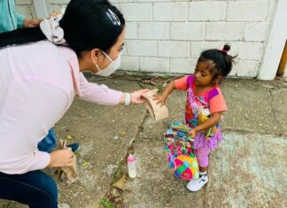 Entrega DIF Minatitlán rosca de reyes, dulces y regalos a niñas y niños vulnerables