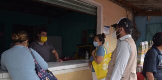 Entrega Ayuntamiento de Cosoleacaque cubrebocas a vendedores y transeúntes Entrega Ayuntamiento de Cosoleacaque cubrebocas a vendedores y transeúntes