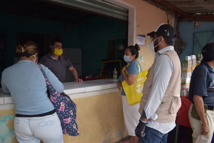 Entrega Ayuntamiento de Cosoleacaque cubrebocas a vendedores y transeúntes