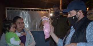 Visita Cirilo Vázquez a los niños con motivo del día de reyes magos