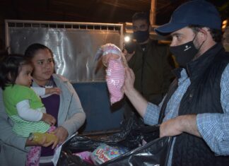 Visita Cirilo Vázquez a los niños con motivo del día de reyes magos