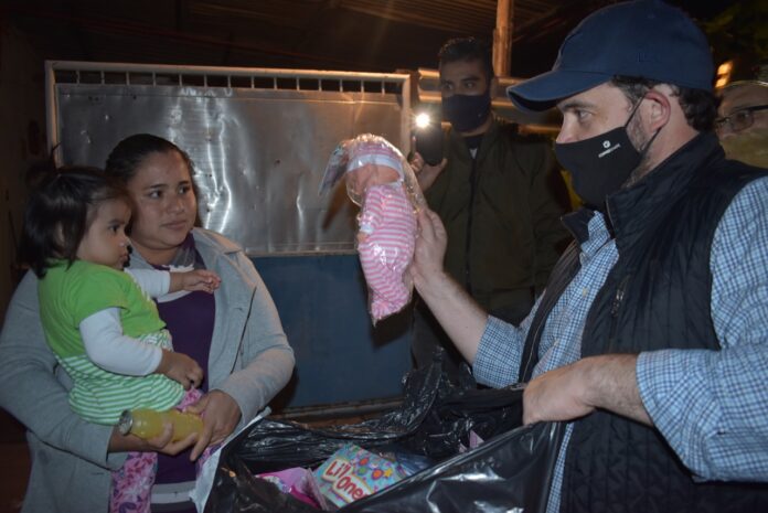 FOTO 3 - VISITA CIRILO VÁZQUEZ A LOS NIÑOS CON MOTIVO DEL DÍA DE REYES MAGOS