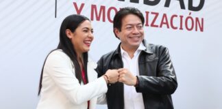 Lanzan huevos a Mario Delgado y a precandidata a la gubernatura de Colima