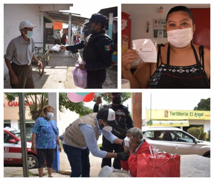 Entrega ayuntamiento de Cosoleacaque cubrebocas en el mercado Fernando López Arias