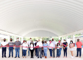 Entrega Alcalde de Minatitlán domo en Primaria “Tierra y Libertad”