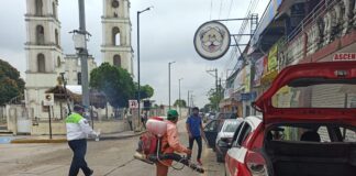 Ayuntamiento de Cosoleacaque sanitiza taxis y entrega gel antibacterial