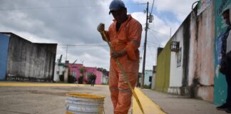 Ayuntamiento de Cosoleacaque pinta guarniciones, banquetas y realiza chapeos en prados