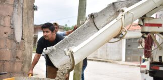 Ayuntamiento de Cosoleacaque beneficia a familias con el programa «piso firme»