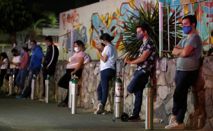 jovenes_mexicanos_apoyan_a_enfermos_de_covid-19_llevando_hasta_sus_domicilios_oxigeno_122099389