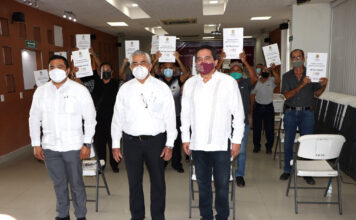 Entrega Patrimonio del Estado Escrituras a familias de Minatitlán