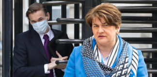 Dimite la primera ministra de Irlanda del Norte