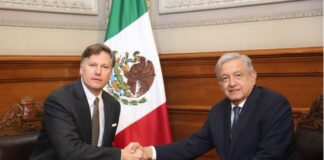 AMLO adoptó actitud de ‘dejar hacer’ a los cárteles: Christopher Landau, exembajador de EU