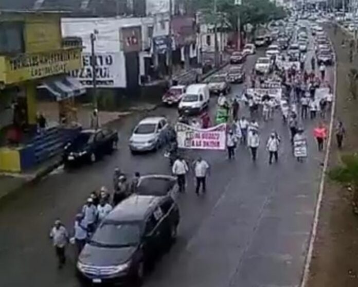 Raquítica marcha de militantes de MORENA en Minatitlán