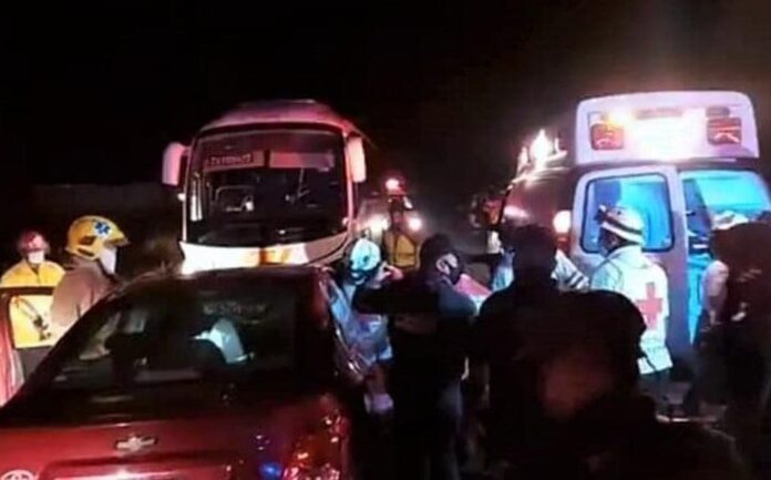 muere-fiscal-chocar-autobus-pasajeros