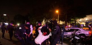 Policías agreden a docentes y periodistas en Veracruz