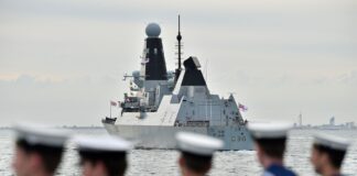 Rusia dispara como advertencia a destructor británico en el mar Negro