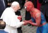 Spider-Man ‘aparece’ en el Vaticano y saluda al Papa Francisco