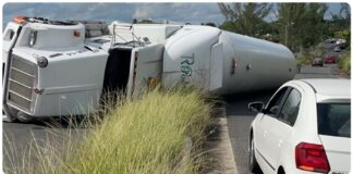 Cierran circulación sobre la Reyes Azteca por volcadura de pipa en Minatitlán