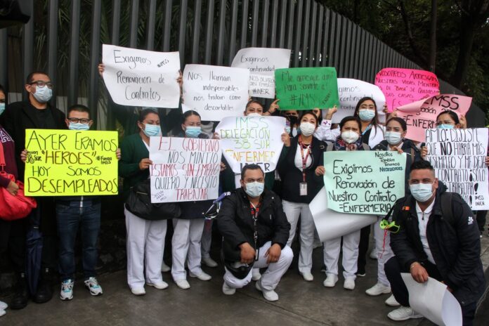 Ex Personal médico de la Unidad Citibanamex, durante protesta a las afueras de la Secretaría de Salud de la Ciudad.