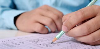 Predicando con el ejemplo… maestros trafican respuestas por WhatsApp