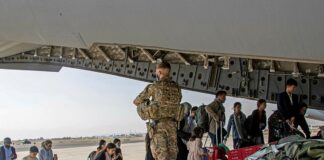 Talibanes rechazan extensión del plazo para las evacuaciones mientras el G7 baraja opciones