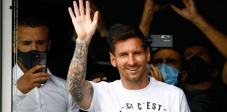 Leo Messi llega a París para firmar su nuevo contrato con el Saint-Germain