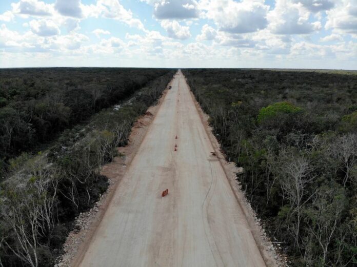 Aspectos de la construcción del tramo del tren maya en construcción a la altura de la carretera Kalkini- Cancún. Foto Cuartoscuro / Archivo