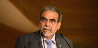 Martín Aguilar rindió protesta como rector de la UV