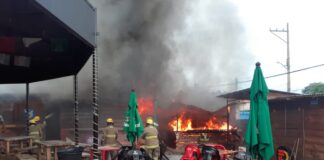 Atiende PC de Minatitlán conflagración en dos locales del Food Park de la Bomba