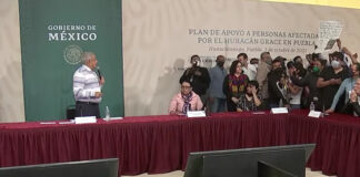 Manifestantes irrumpen evento de AMLO, en exigencia de apoyos a damnificados por Grace