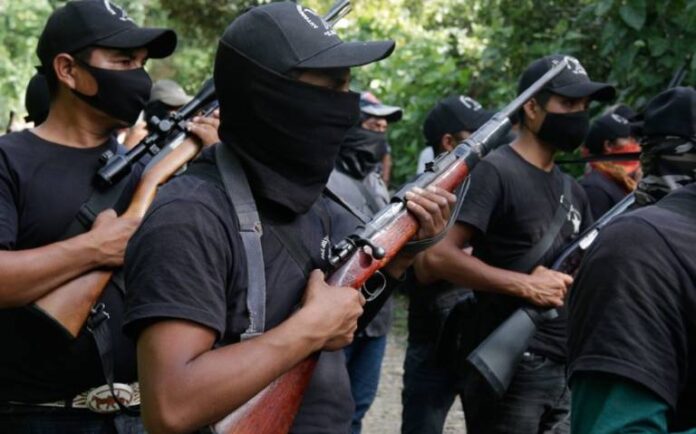 Grupos armados buscan tomar pueblo