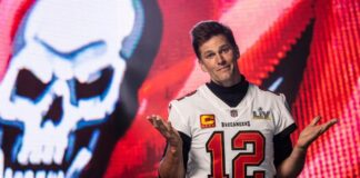 Brady supera los 600 pases de touchdown en la victoria ante Chicago