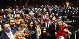 Aprueban diputados Ley de Ingresos de la Federación 2022; serán más de 7 billones de pesos, casi 4 vendrían de impuestos El presidente de la Mesa Directiva, Sergio Gutiérrez, flanqueado por diputados después de aprobar Ley de Ingresos 2022 luego de tres días de sesiones consecutivas