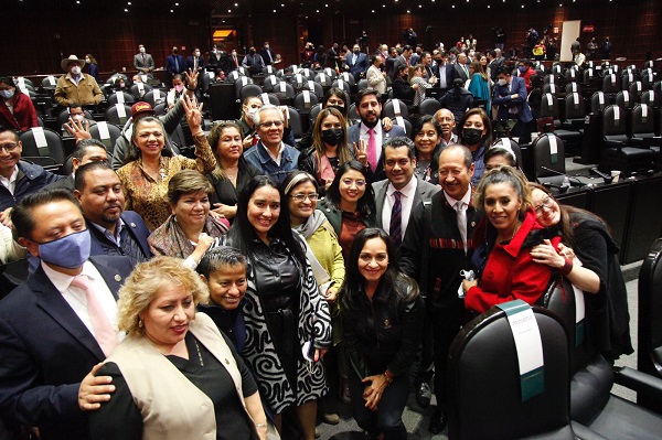 sgl ley de ingresos 1 El presidente de la Mesa Directiva, Sergio Gutiérrez, flanqueado por diputados después de aprobar Ley de Ingresos 2022 luego de tres días de sesiones consecutivas