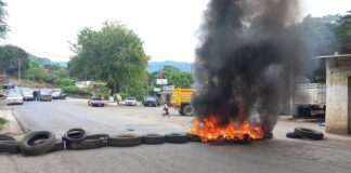 Queman llantas y cierran carreteras por abusos de Fuerza Civil