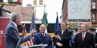 Ebrard y De Blasio inauguran calle Tenochtitlán en Nueva York en honor a migrantes mexicanos