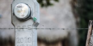 Gobierno y CFE dotan a más hogares de energía eléctrica, en Sayula de Alemán