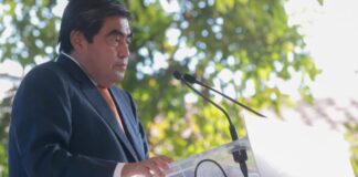 A gritos, empresarios reclaman a Barbosa por toma de la UDLAP