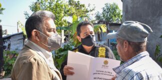 Entrega alcalde escrituras a familias de Coatzacoalcos