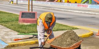 Personal del Ayuntamiento de Coatzacoalcos realizan limpieza del Malecón Costero