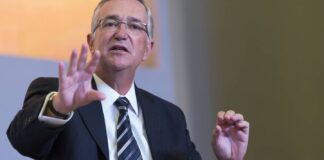 Ricardo Salinas Pliego analiza comprar Banamex