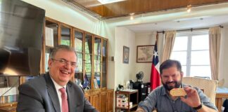 Ebrard parte rosca de reyes con Gabriel Boric, Presidente Electo de Chile