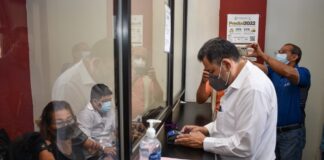 Acude Amado Cruz a pagar predial en el arranque del cobro del impuesto