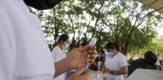 Minatitlecos acuden a recibir dosis de refuerzo contra el COVID-19