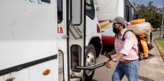 Sanitizan unidades de transporte Público en Minatitlán