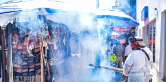 Sanitizan en Coatzacoalcos comercios del primer cuadro de la ciudad