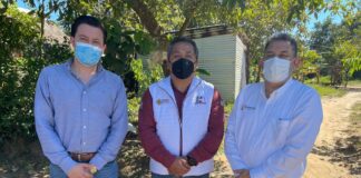 Autoridades de Coatzacoalcos entregan baños a familias de escasos recursos