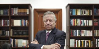 La labor de los periodistas es “esencial” en una democracia: Arturo Zaldívar